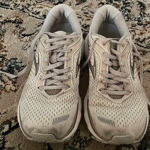 Silver and white Brooks ghost tennis shoes size 7